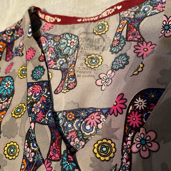 Colorful elephant scrub top - Picture 3 of 3